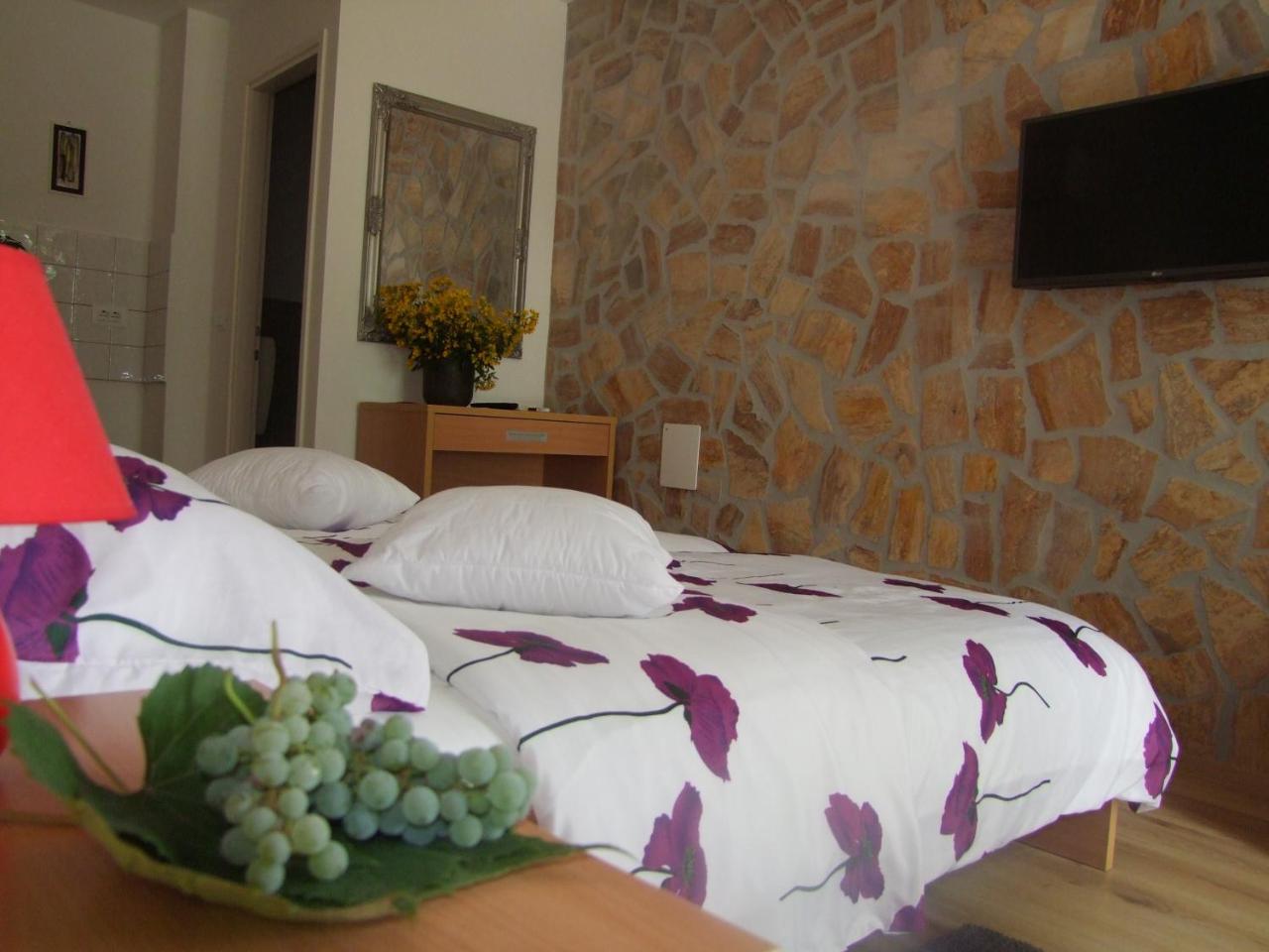 Guest House Korado Ровінь Екстер'єр фото