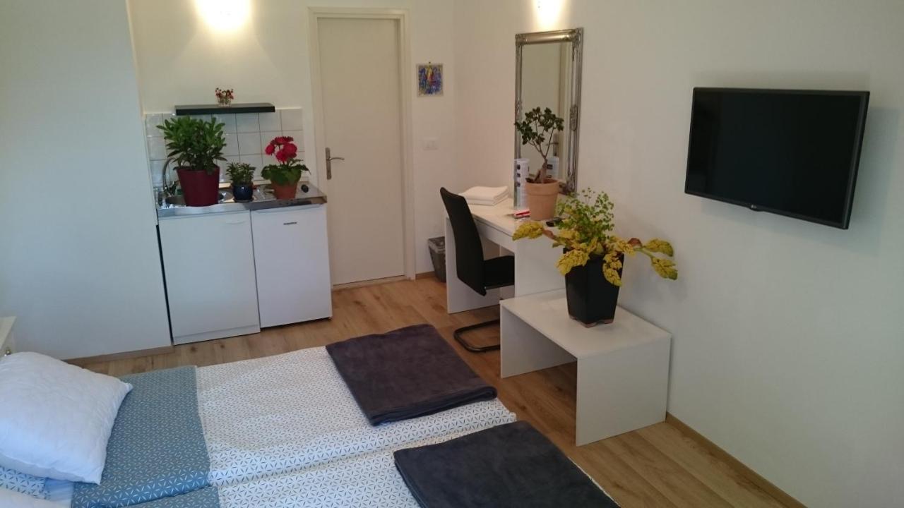 Guest House Korado Ровінь Екстер'єр фото
