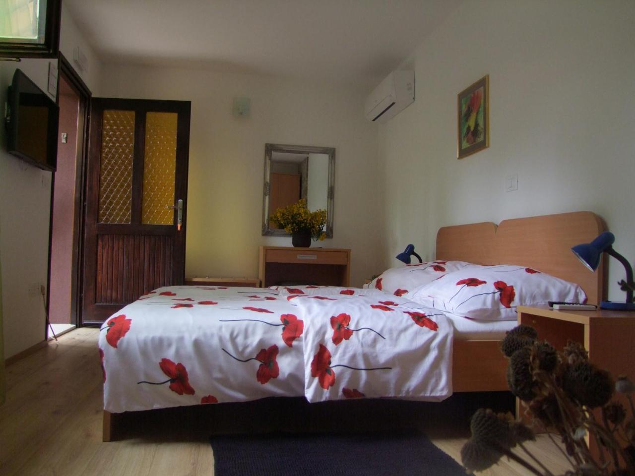 Guest House Korado Ровінь Екстер'єр фото